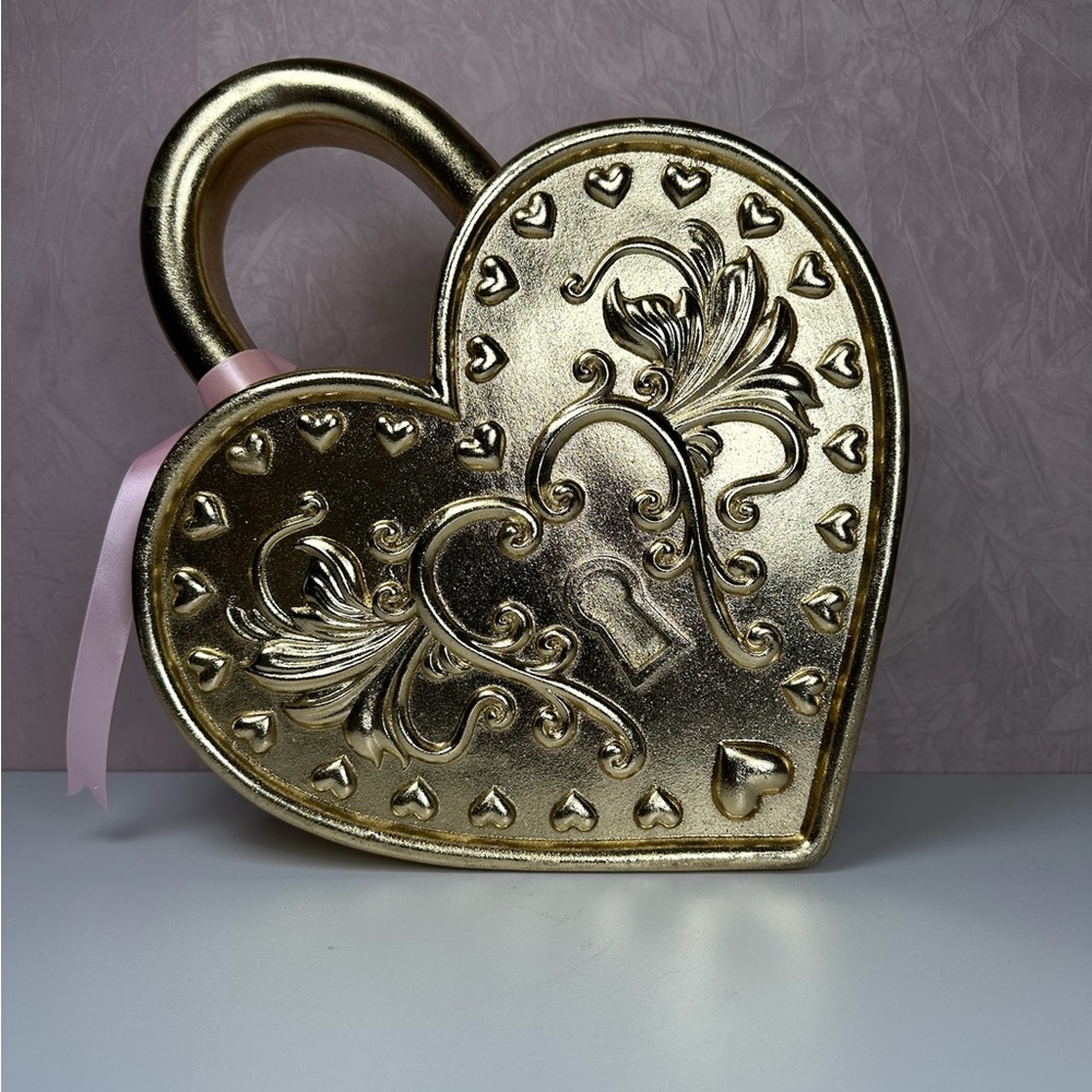 Heart-Shaped Decorative Padlock in Gold - Picture 2 of 16